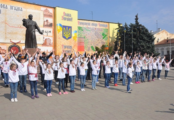 Більше 350 юних буковинців долучилися до Всеукраїнського флешмобу