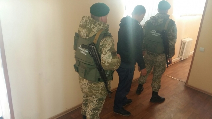 Буковинські прикордонники затримали наркоторговця з Румунії