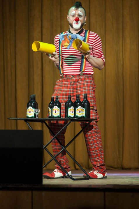 У Чернівцях клоуни влаштували шоу «Торбина сміху, людям на втіху»