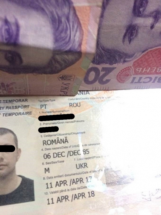 Буковинські прикордонники затримали чоловіка з двома паспортами