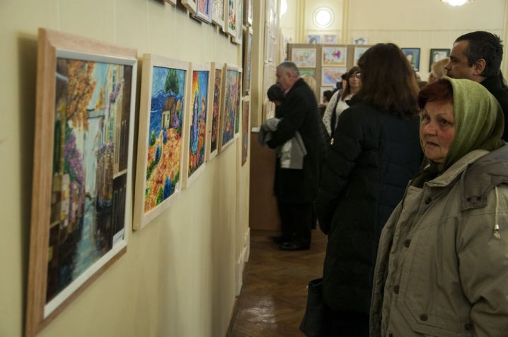 У Чернівцях презентували кількасот картин «живофарбівців»