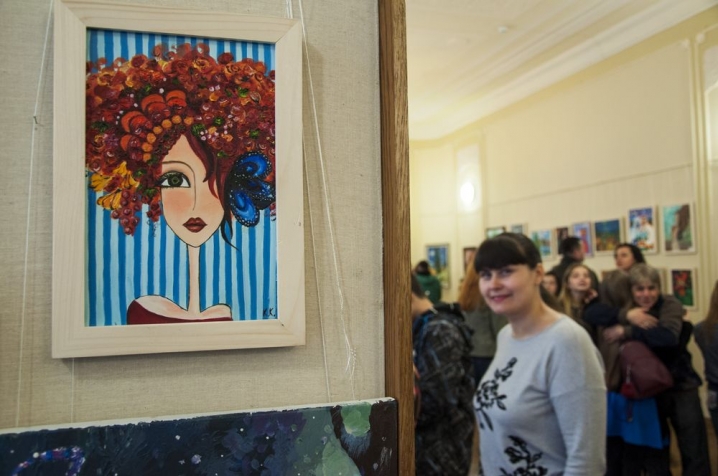 У Чернівцях презентували кількасот картин «живофарбівців»