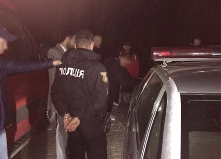 Поліціянт вимагав 6 тисяч гривень у водія, котрий попався п'яним