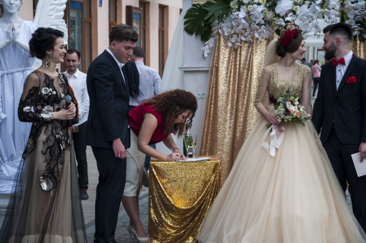 Чернівчан одружили просто неба на вулиці Кобилянської