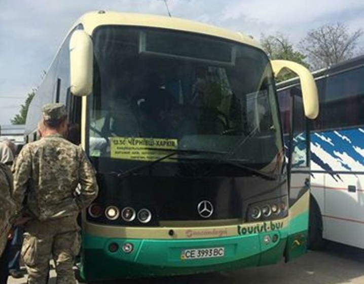 «Забитий людьми так, що важко дихати», – у мережі показали реалії автобусу «Чернівці – Київ»