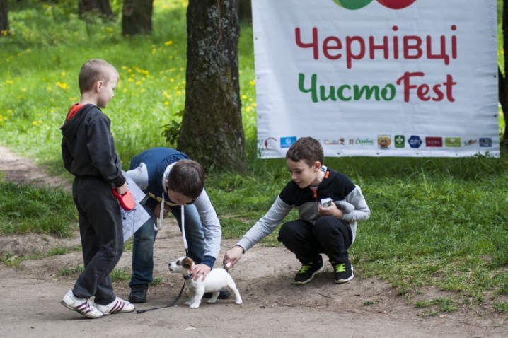 Чернівчани долучилися до всеукраїнського «ЧИСТОFESTу»