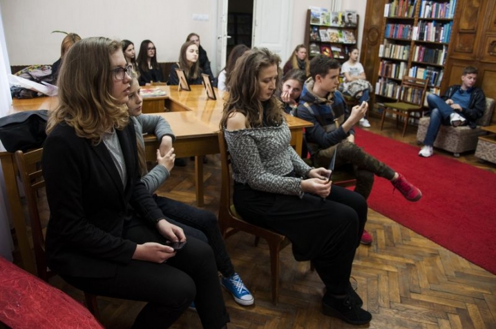 В обласній бібліотеці юні письменники під глюкофон читали свої тексти
