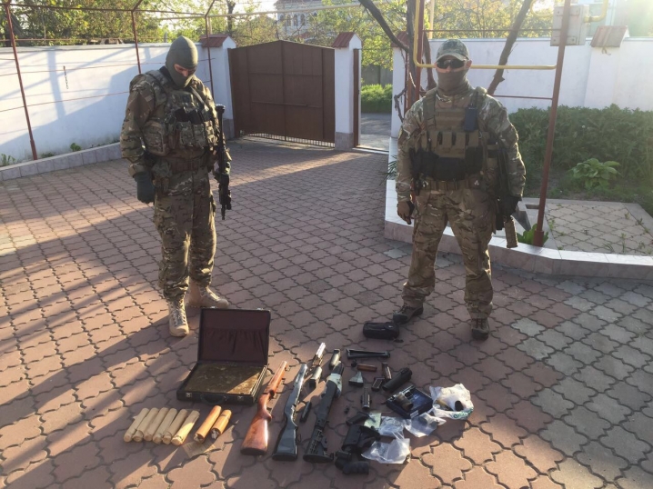СБУ затримала у Чернівцях, Одесі та Хмельницькому групу торгівців зброєю із АТО