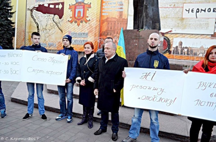 Чернівчани зібралися на Центральній площі, аби підтримати побитих у Дніпрі атовців