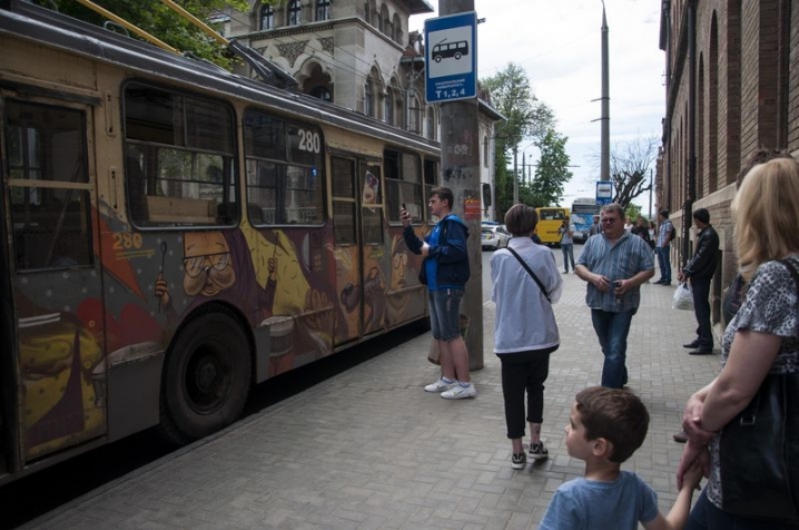 Чернівцями їздить музичний тролейбус