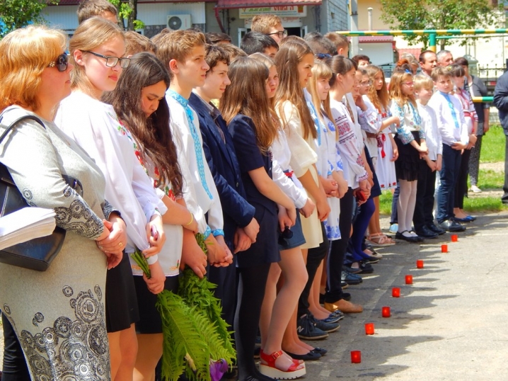 На фасаді Вижницької гімназії відкрили меморіальну дошку загиблому в АТО Герою