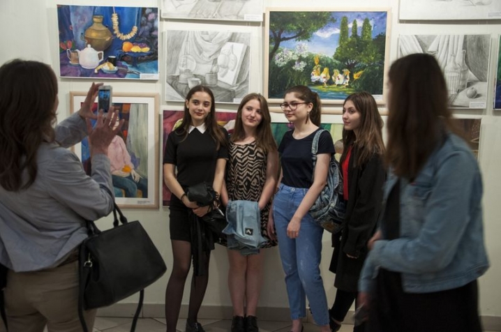У Вернісажі відкрили виставку школярів-випускників