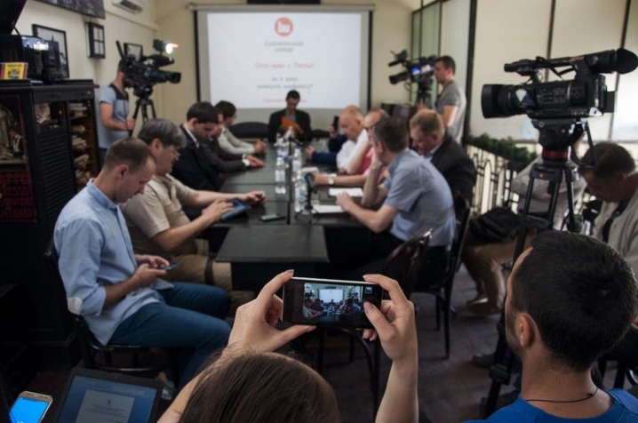 Депутати і політологи дискутували в кафе на тему дострокових виборів у Чернівцях