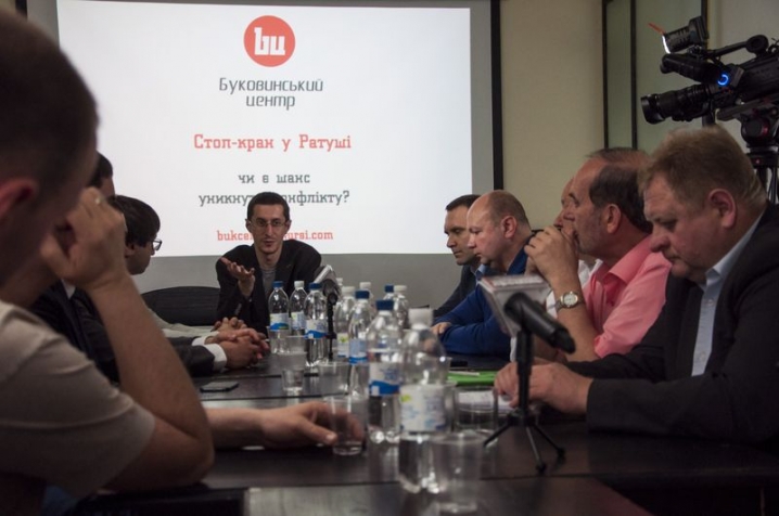 Депутати і політологи дискутували в кафе на тему дострокових виборів у Чернівцях