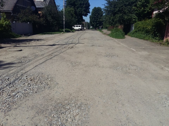 У Чернівцях мешканці вулиці Суворова п’ять років чекають на ремонт дороги