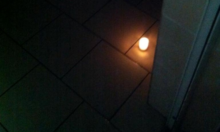 У вбиральню зі свічками – через підтоплення на залізничному вокзалі немає світла 