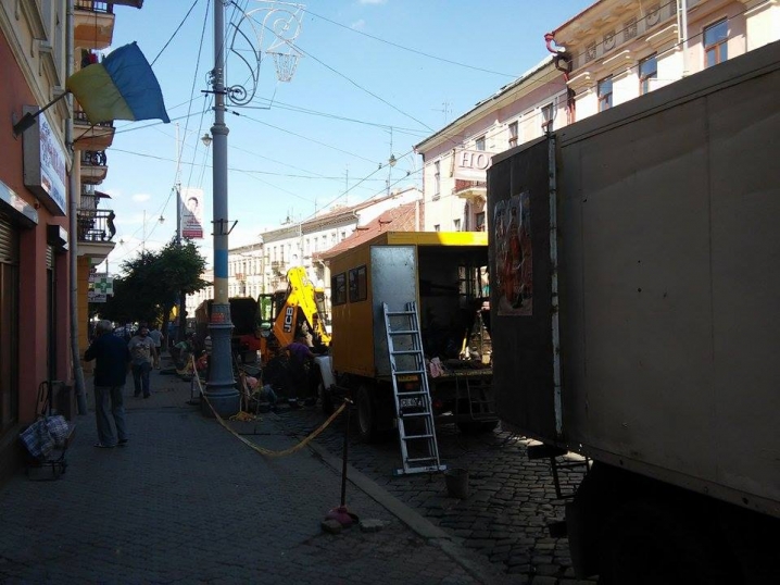 У центрі Чернівців - затор, газівники проводять ремонтні роботи