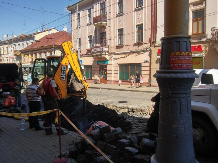 У центрі Чернівців - затор, газівники проводять ремонтні роботи
