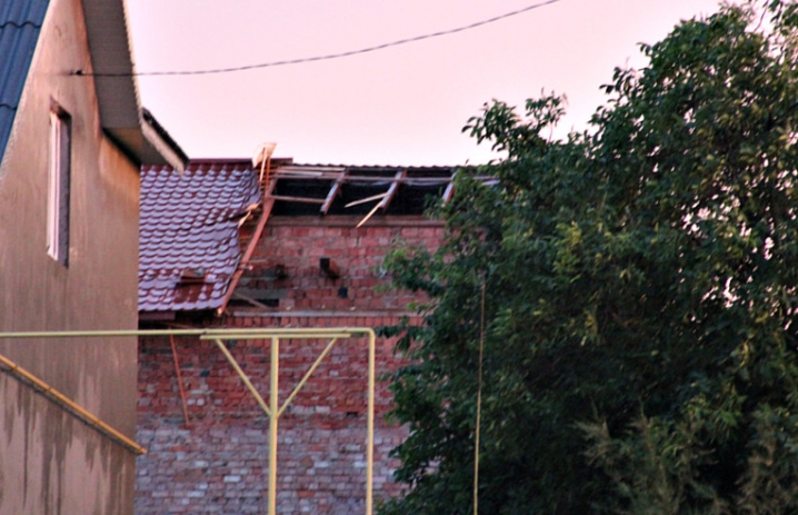 На Сторожинеччині після негоди – поламані дерева та зірвані з будинків дахи
