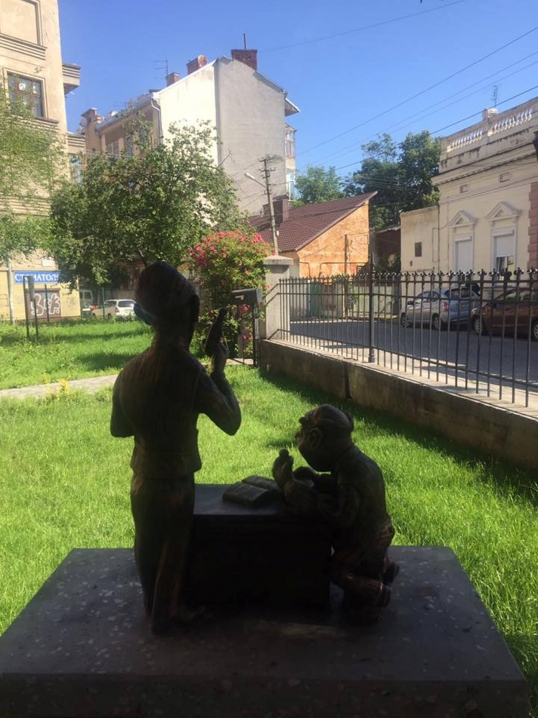 У дворику на вулиці Українській з’явилася міні-скульптура