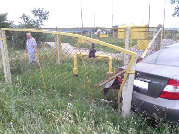 На Сокирянщині водій іномарки врізався у паркан газорозподільчої станції