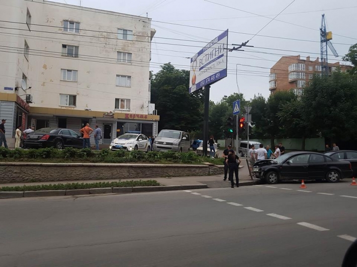 На Героїв Майдану не розминулися дві автівки
