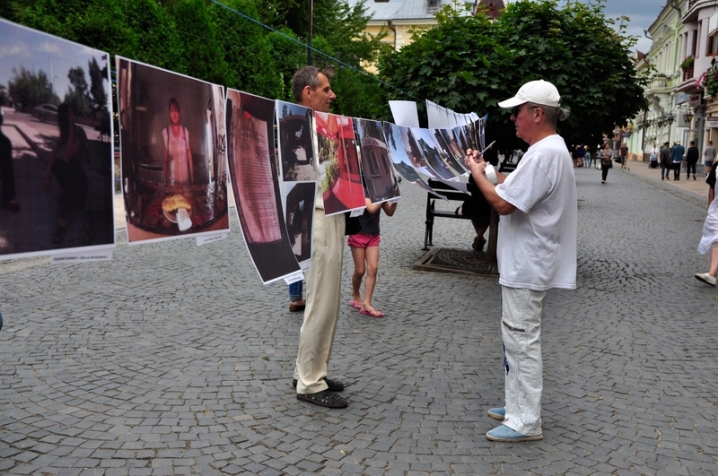 Чернівчанам представили фотовиставку про відновлення життя на Донбасі