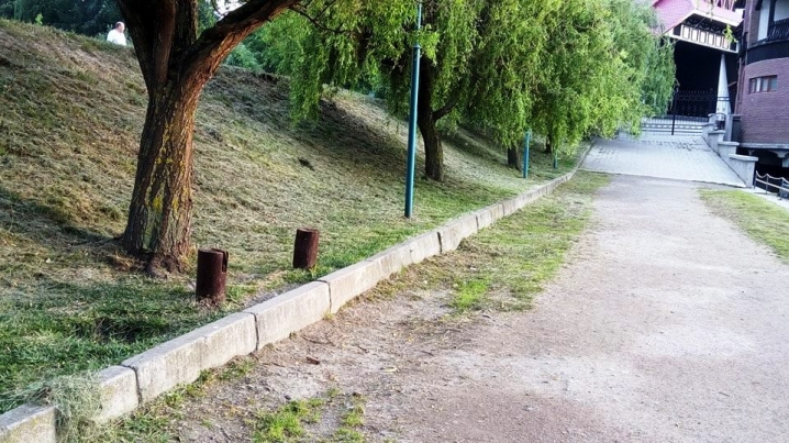 У парку «Жовтневий» біля озера зникли лавиці