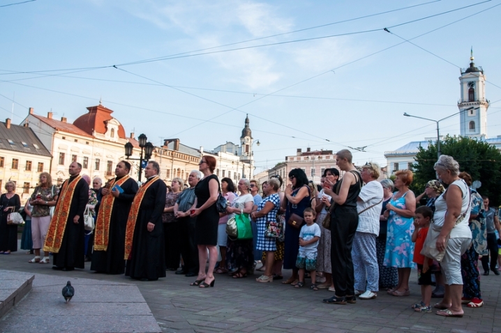 На Центральній площі чернівчани помолилися за загиблих воїнів