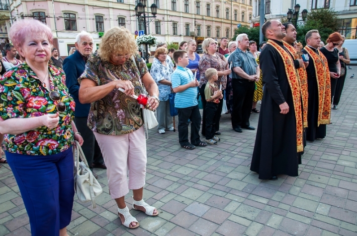 На Центральній площі чернівчани помолилися за загиблих воїнів