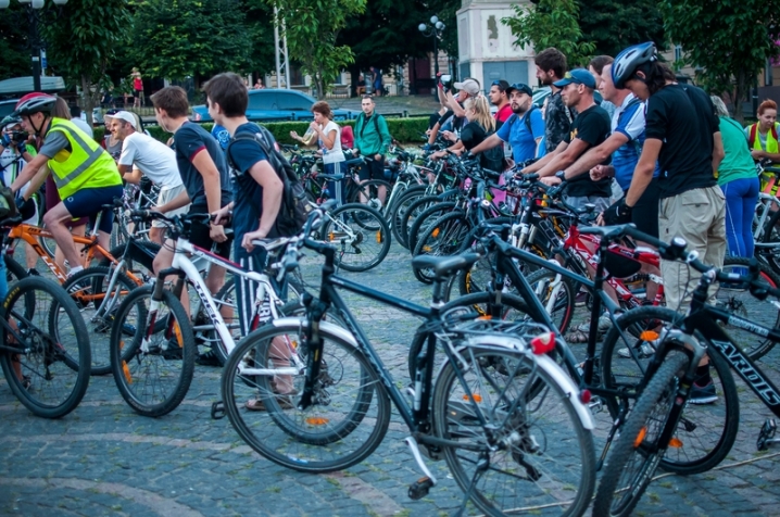 Велосипедисти у Чернівцях влаштували нічне катання