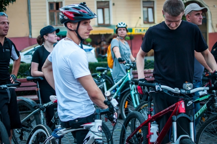 Велосипедисти у Чернівцях влаштували нічне катання