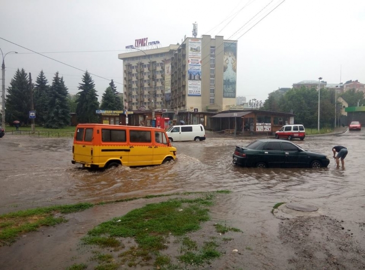 Після проливного дощу вулицями Чернівців течуть річки