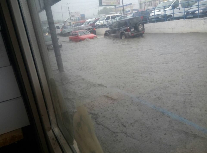 Після проливного дощу вулицями Чернівців течуть річки