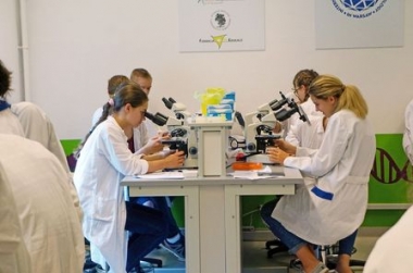 Чернівецька гімназистка у Польщі досліджувала власну ДНК та робила мікроскоп із телефона