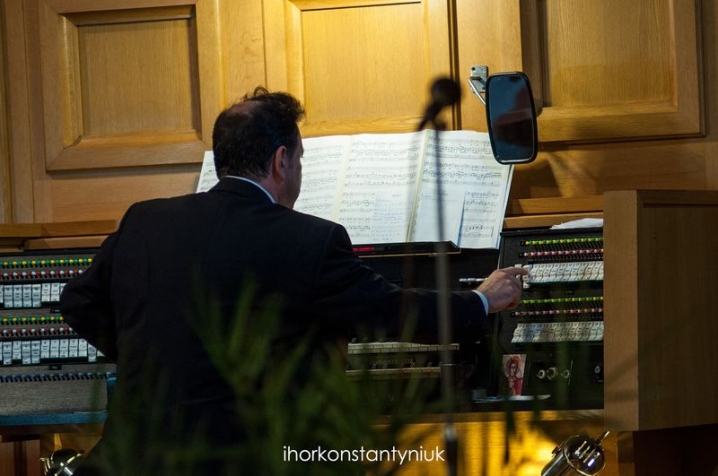 У Чернівцях італійського органіста під час концерту вдягнули у вишиванку