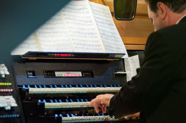 У Чернівцях італійського органіста під час концерту вдягнули у вишиванку