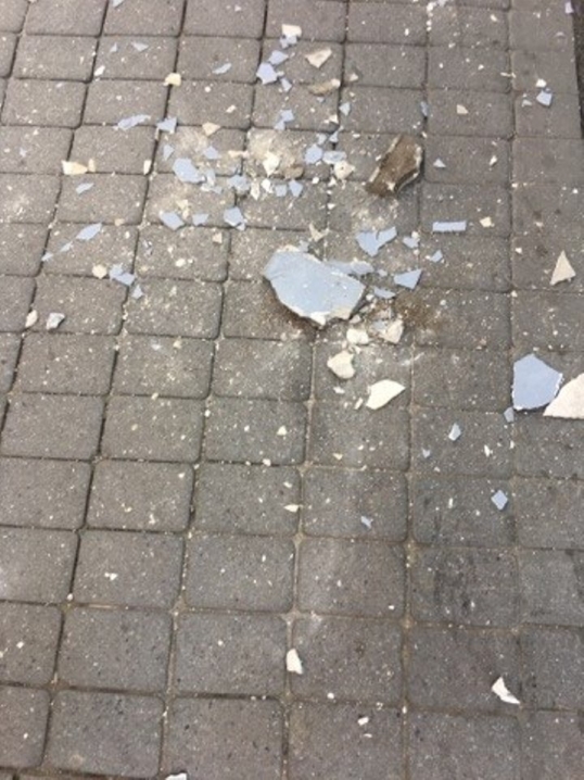 На Заньковецької шматок балкона упав на тротуар