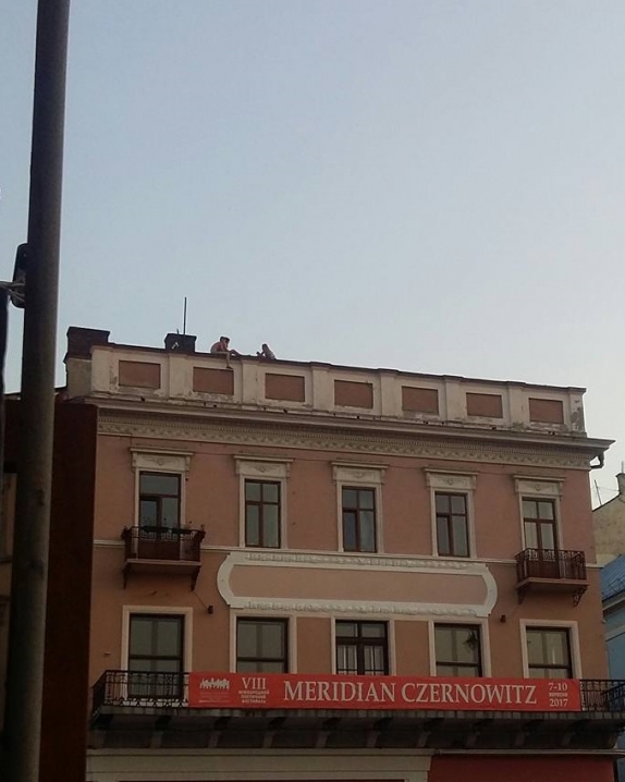 У Чернівцях четверо підлітків лазили по даху будівлі «Кобзаря»