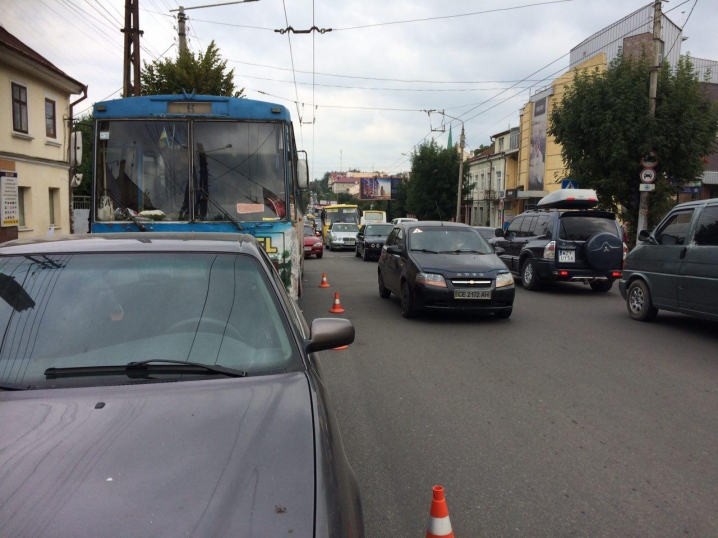 На вулиці Героїв Майдану тролейбус зіткнувся із легковиком