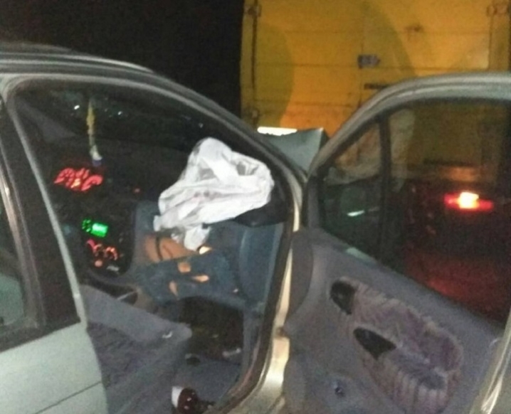 На Сокирянщині легковик врізався у припаркований на узбіччі автобус