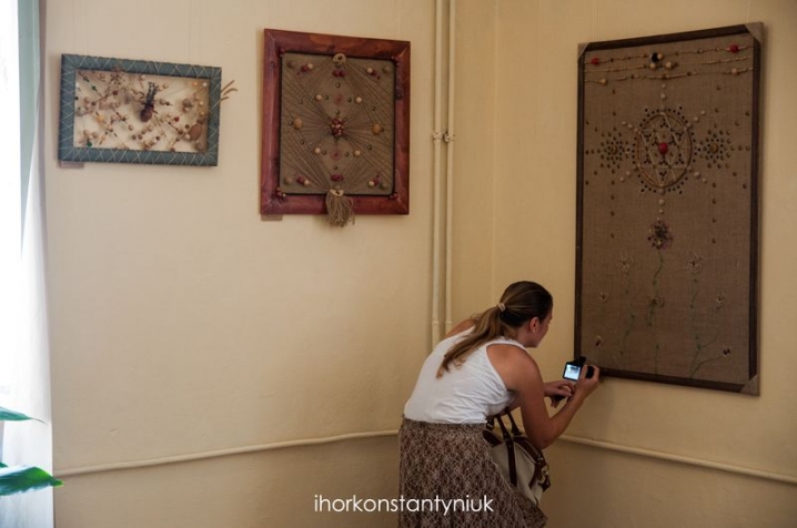 Майстриня Анна Статнік презентувала колекцію картин з мішковини