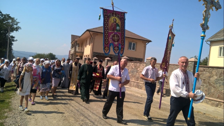 Прочани вирушили у Хресний хід до монастиря у Васловівцях