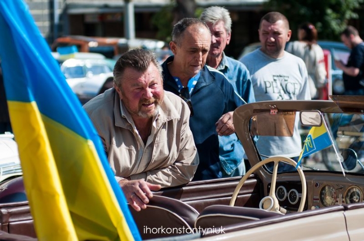 На День Незалежності у Чернівцях  влаштували виставку ретроавтомобілів