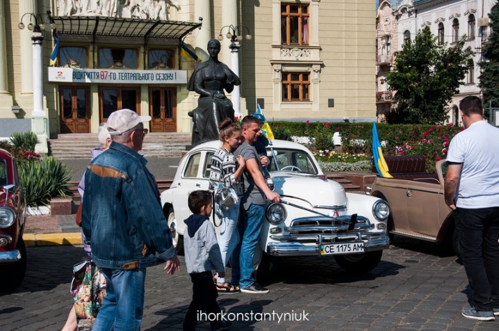 На День Незалежності у Чернівцях  влаштували виставку ретроавтомобілів