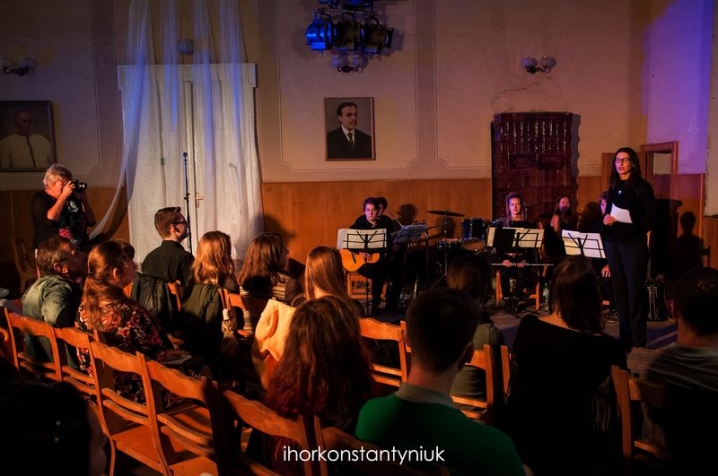 Чернівецька та німецька молодь влаштували перформанс в Українському народному домі