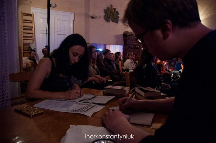 Чернівецька та німецька молодь влаштували перформанс в Українському народному домі