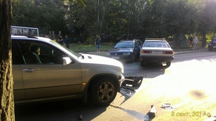 На Руській – ДТП за участю трьох автівок