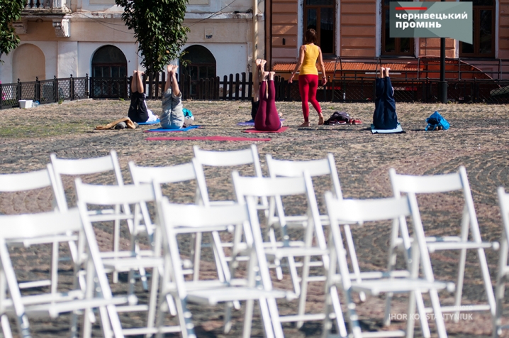 Чернівчани зустріли недільний ранок йогою на площі Філармонії