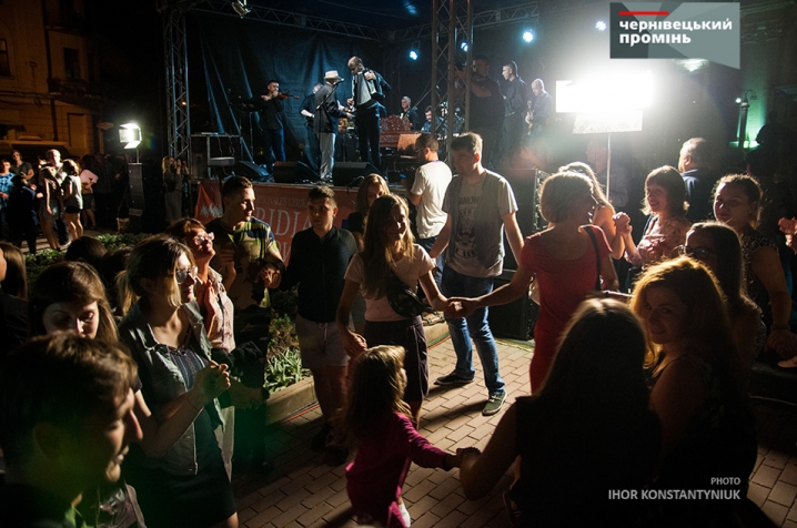 Українці і німці влаштували на Театральній площі запальні танці під єврейську музику